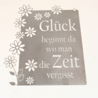 dekoratives Türschlild. Glück beginnt da, wo man die Zeit vergisst. Handgefertigt aus Metall. Wanddekoration