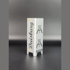 Teelicht aus hochwertigen Metall gefertigt und in brillant silber pulverbeschichtet. Schriftzug Duisburg und auf der anderen Seite Symbole Fördertürme, jeweils zwei Symbole übereinander. Für den Innenbereich geeignet.