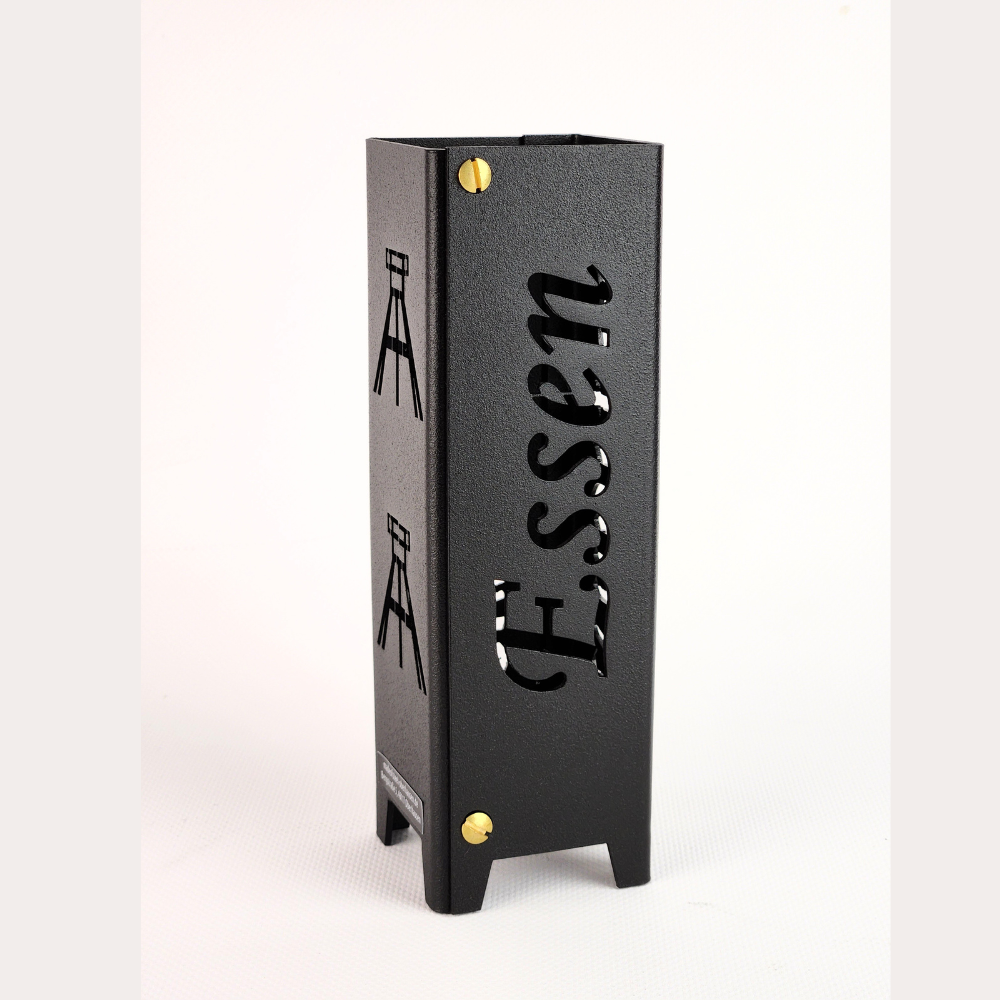 Teelicht Essen aus Metall und in schwarz matt feinstruktur pulverbeschichtet.Schriftzug Essen auf einer Seite und auf der zweiten Seite Symbole Fördertürme.