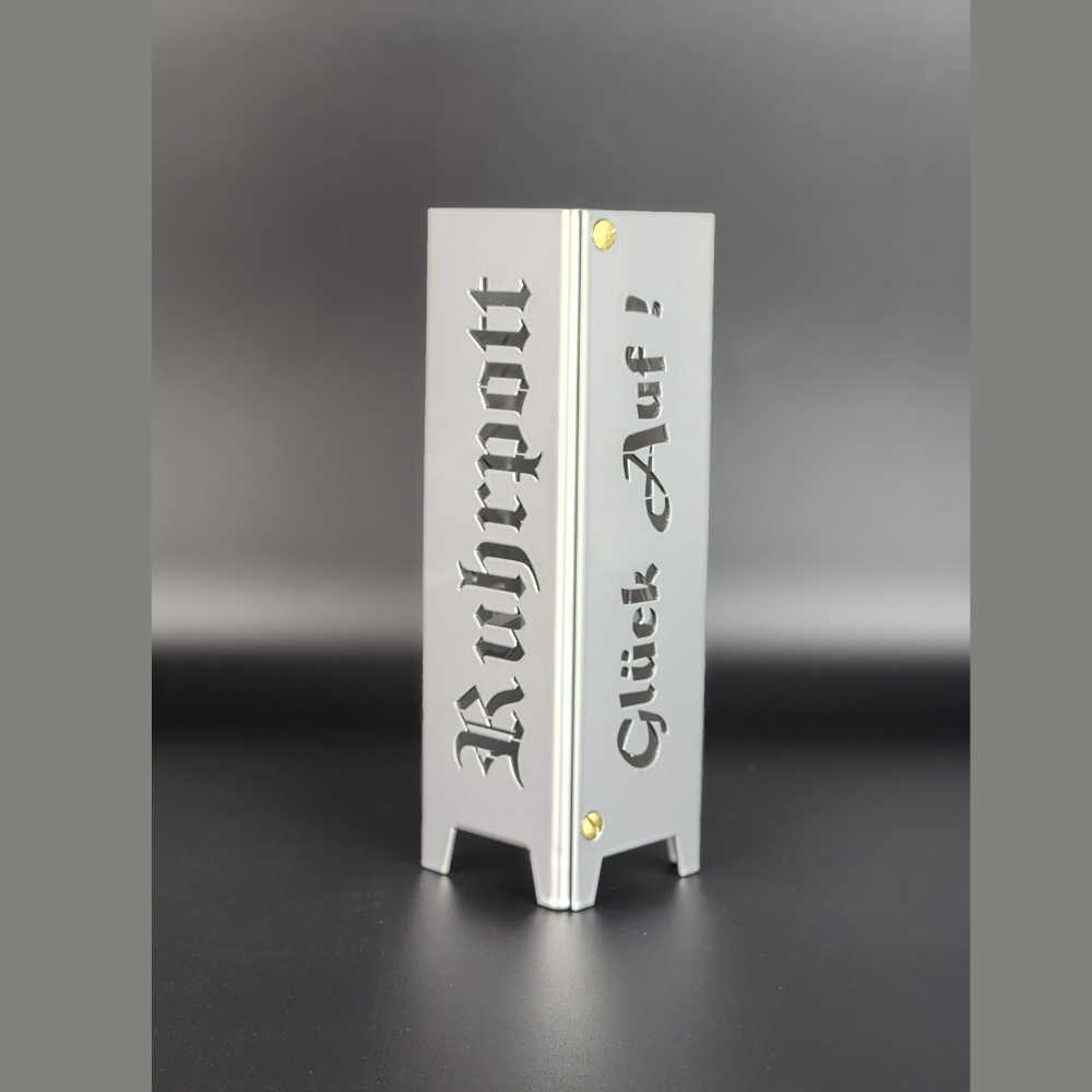 Teelicht Essen aus Metall in brillant silber pulverbeschichtet. Schriftzug Essen auf einer Seite und auf der zweiten Seite Schriftzug Ruhrpott.