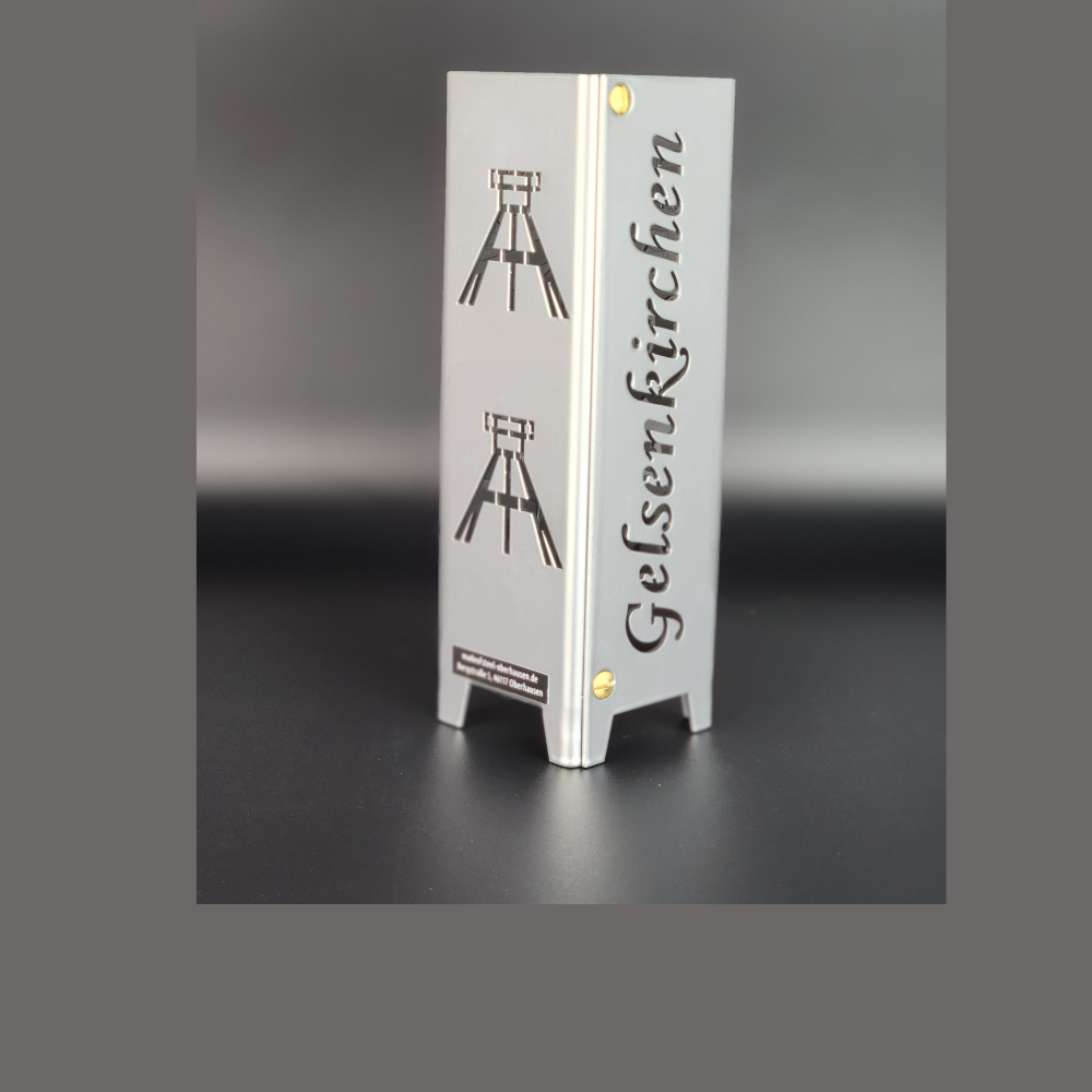 Teelicht Gelsenkirchen Schalke aus Metall. Schriftzug Gelsenkirchen und auf der anderen Seite zwei Symbole Fördertürme untereinander. Handgefertigt. Echte Handwerksarbeit. Pulverbeschichtet in Brillant silber.