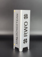 Teelicht aus Metall mit dem Buchstaben großgeschrieben RWO und einem Kleeblatt am Anfang und Ende von RWO. Malocherteam als Schriftzug auf jeweils zwei gegenüberliegenden Seiten. Das Teelicht RWO ist aus hochwertigen Stahl gefertigt und in Brillant silber