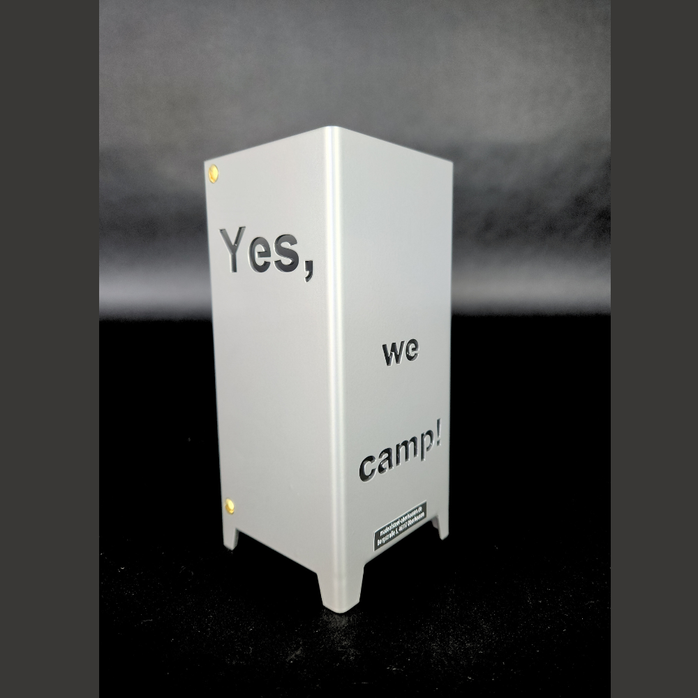 Windlicht aus Metall in der Abmessung 80 x 80 mm und 175 mm hoch. Gefertigt in der hauseigenen Produktion und in Brillant silber pulverbeschichtet. Ein ideales Geschenk für Campingfreunde.