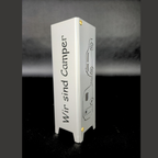 Windflicht aus Metall mit einem Motiv Wohnwagen und Auto sowie den Schriftzug auf der anderen Seite: WIR SIND CAMPER. Das Windlicht aus Metall ist vierseitig gelasert, jeweils zweimal Motiv Wohnwagen mit Auto gegenüberliegend und den Schriftzug: WIR SIND 