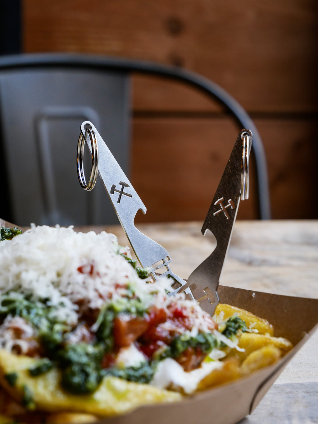 Zwei PomBierPicker Edelstahl von Made of Steel Oberhausen stecken in Pommes, mit Schlüsselring, Flaschenöffner und Schlägel und Eisen bzw. Förderturm Motiv.
