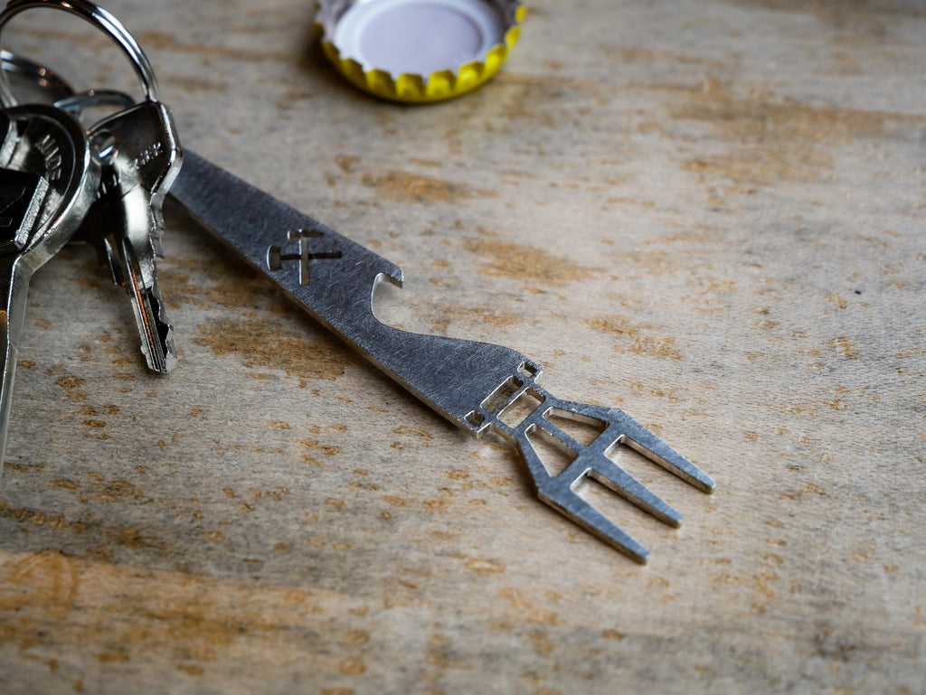 PomBierPicker aus Edelstahl als Schlüsselanhänger von Made of Steel Oberhausen, mit Pommesgabel und integriertem Flaschenöffner, handgefertigt und robust für unterwegs.