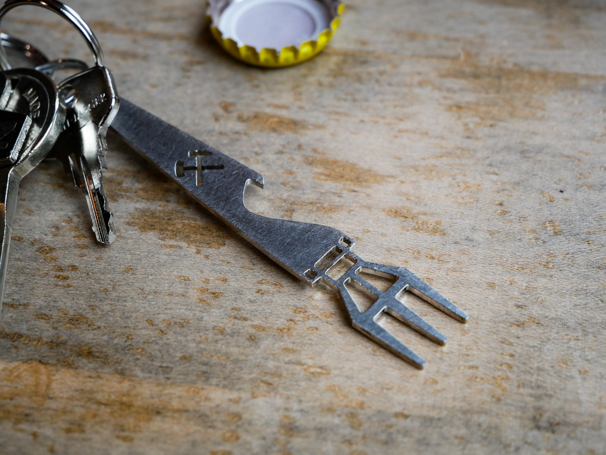 PomBierPicker aus Edelstahl als Schlüsselanhänger von Made of Steel Oberhausen, mit Pommesgabel und integriertem Flaschenöffner, handgefertigt und robust für unterwegs.