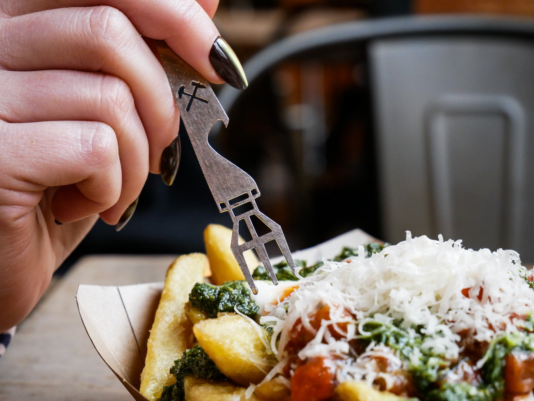 Pommes Piekser aus Edelstahl von Made of Steel Oberhausen, handgefertigtes Snack-Accessoire zum Aufspießen von Pommes, robust und ideal als Geschenk für alle Fans des Ruhrgebiets.