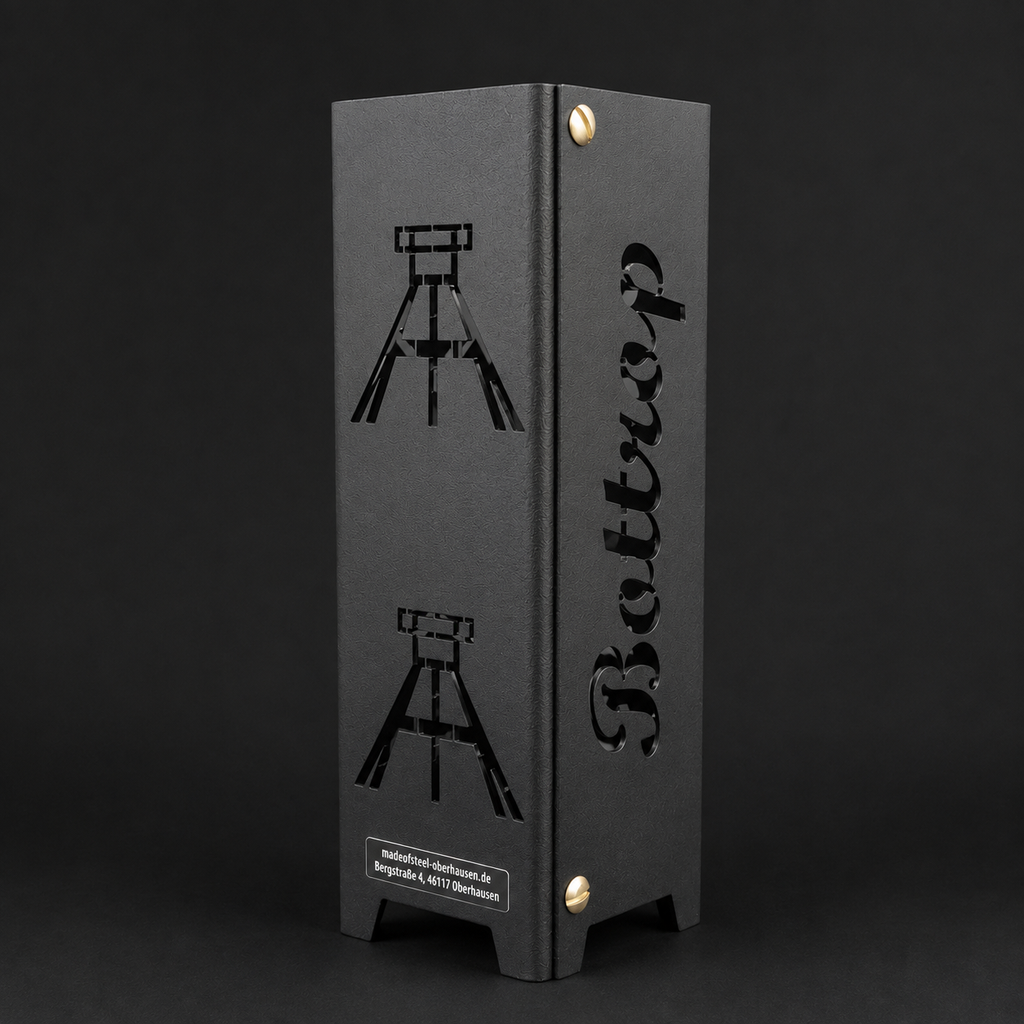 Schwarzes oder brillant silber pulverbeschichtetes Metall-Teelicht im Format 55 × 55 × 175 mm. Die vier Seiten zeigen die gelaserten Motive „Bottrop“, „Glück auf“, einen Förderturm sowie das Symbol Eisen und Schlägel. Das Windlicht erzeugt mit einem Teelicht stimmungsvolle Lichteffekte und eignet sich als Dekoration für den Innenbereich.