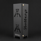 Schwarzes oder brillant silber pulverbeschichtetes Metall-Teelicht im Format 55 × 55 × 175 mm. Die vier Seiten zeigen die gelaserten Motive „Bottrop“, „Glück auf“, einen Förderturm sowie das Symbol Eisen und Schlägel. Das Windlicht erzeugt mit einem Teelicht stimmungsvolle Lichteffekte und eignet sich als Dekoration für den Innenbereich.