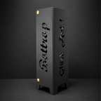Schwarzes oder brillant silber pulverbeschichtetes Metall-Teelicht im Format 55 × 55 × 175 mm. Die vier Seiten zeigen die gelaserten Motive „Bottrop“, „Glück auf“, einen Förderturm sowie das Symbol Eisen und Schlägel. Das Windlicht erzeugt mit einem Teelicht stimmungsvolle Lichteffekte und eignet sich als Dekoration für den Innenbereich.