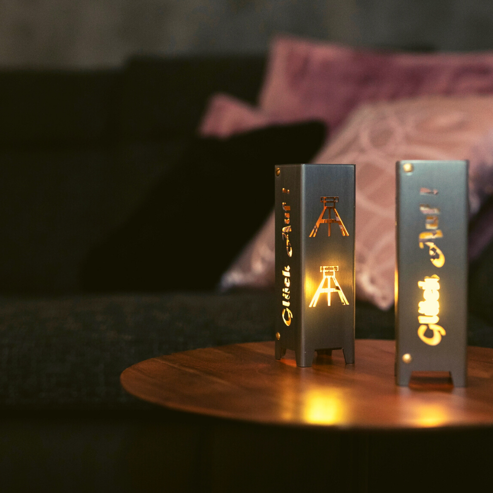 Teelicht aus Metall im dekorierten Ambiente