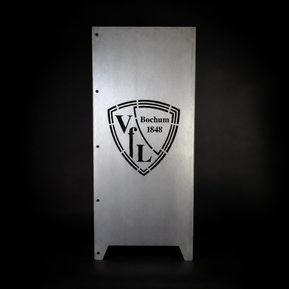 VfL Bochum Feuersäule aus Stahl mit ausgelasertem Logo und Schriftzug