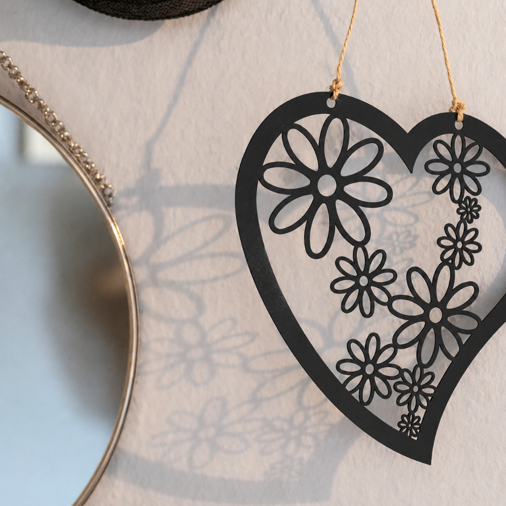 Herz aus Metall mit Blumenmotiv in Schwarz matt als Wanddekoration