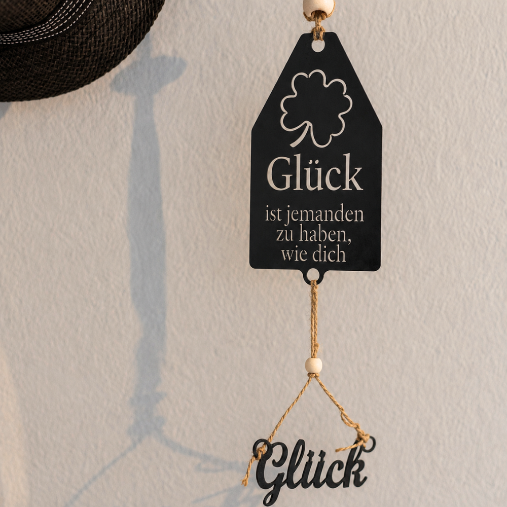 Wandschild aus Metall „Glück ist, jemanden zu haben wie Dich“ in Schwarz matt