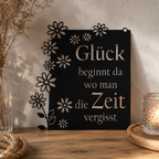 Schwarzes Wandschild aus Metall „Glück beginnt da, wo man die Zeit vergisst“
