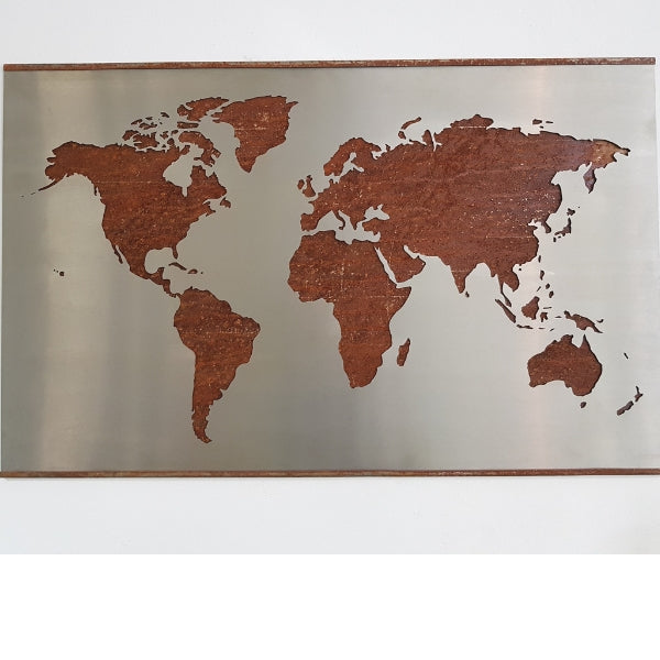 Weltkarte aus Edelstahl und Stahl mit Rostpatina als Wanddekoration im Wohnzimmer