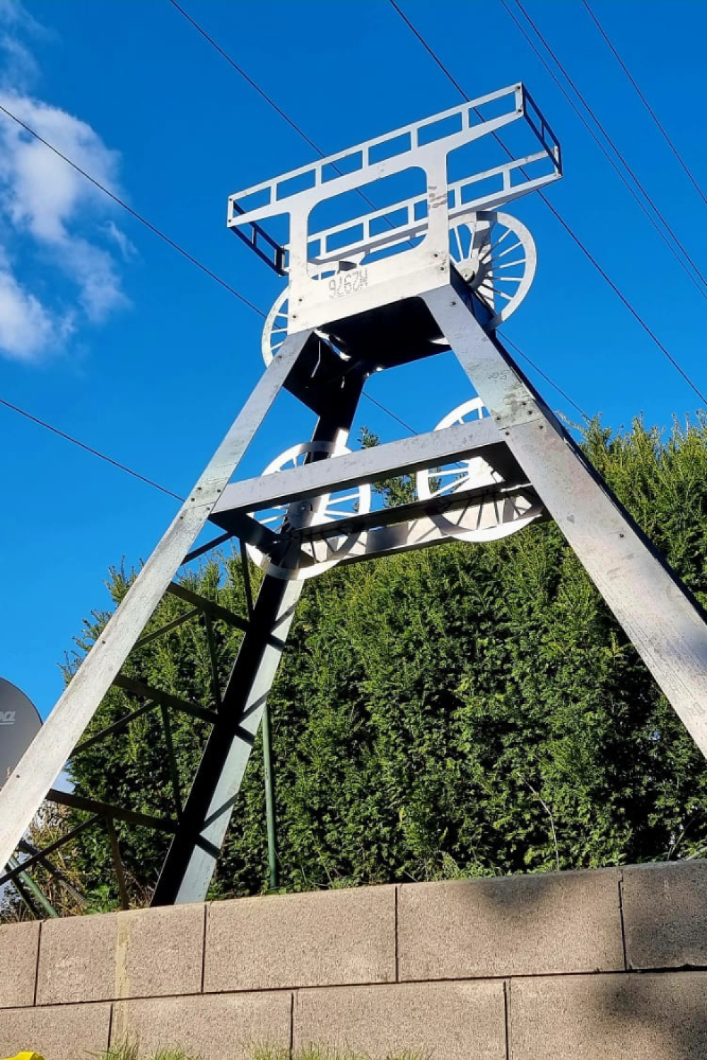 Förderturm als Doppelbock mit vier Seilscheiben, 2,50 m Hoch gefertigt.